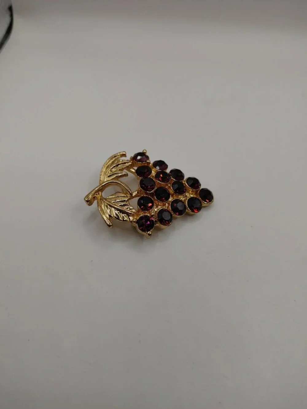 VTG Pin/Brooch goldtone Purple Rhinestones grape Cluster